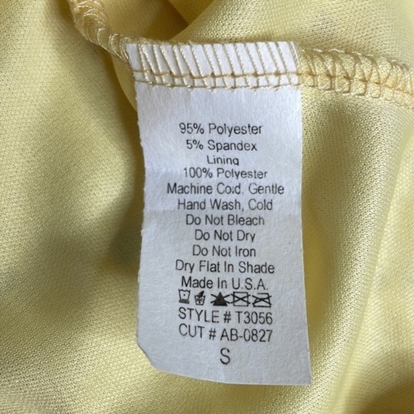 PALE yellow eyelet short sleeve blouse. Flutter sleeves. Lightly lined. Small - Picture 10 of 10